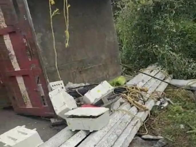 Tractor trolley carrying cement pillars overturns, killing two | सिमेंटचे खांब घेऊन जाणाऱ्या ट्रॅक्टरची ट्राली उलटली, दाेन ठार Tractor trolley carrying cement pillars overturns, killing two | सिमेंटचे खांब घेऊन जाणाऱ्या ट्रॅक्टरची ट्राली उलटली, दाेन ठार