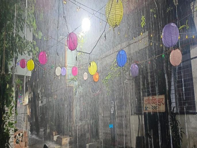 Navi Mumbai rains, gusty winds: Firecracker sellers rush | नवी मुंबईत पावसाची हजेरी सोसाट्याचा वारा सुरू: फटाका विक्रेत्यांची धावपळ Navi Mumbai rains, gusty winds: Firecracker sellers rush | नवी मुंबईत पावसाची हजेरी सोसाट्याचा वारा सुरू: फटाका विक्रेत्यांची धावपळ