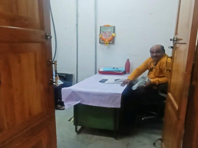 Security officer of Ambernath Municipality is trapped | अंबरनाथ नगरपालिकेचा सुरक्षा अधिकारी अडगळीत Security officer of Ambernath Municipality is trapped | अंबरनाथ नगरपालिकेचा सुरक्षा अधिकारी अडगळीत