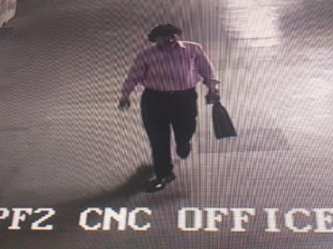 He fell asleep on the platform and lost his expensive gold chain and mobile phone. Police arrested the thief | फलाटावर झोपने त्याला पडले महागात, सोन्याची चैन आणि मोबाईल झाला गायब He fell asleep on the platform and lost his expensive gold chain and mobile phone. Police arrested the thief | फलाटावर झोपने त्याला पडले महागात, सोन्याची चैन आणि मोबाईल झाला गायब