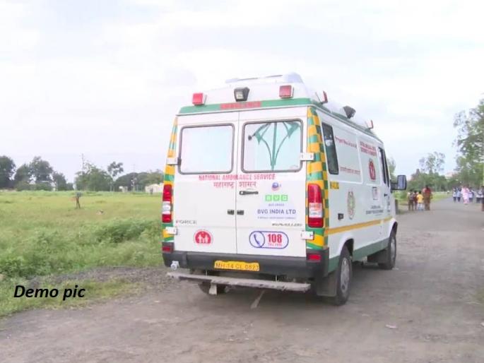 The woman gave birth in full sun and in the ambulance, the ambulance also got punctured later | भर उन्हात आणि रुग्णवाहिकेतच महिलेची प्रसूती, रुग्णवाहिकाही नंतर झाली पंक्चर The woman gave birth in full sun and in the ambulance, the ambulance also got punctured later | भर उन्हात आणि रुग्णवाहिकेतच महिलेची प्रसूती, रुग्णवाहिकाही नंतर झाली पंक्चर