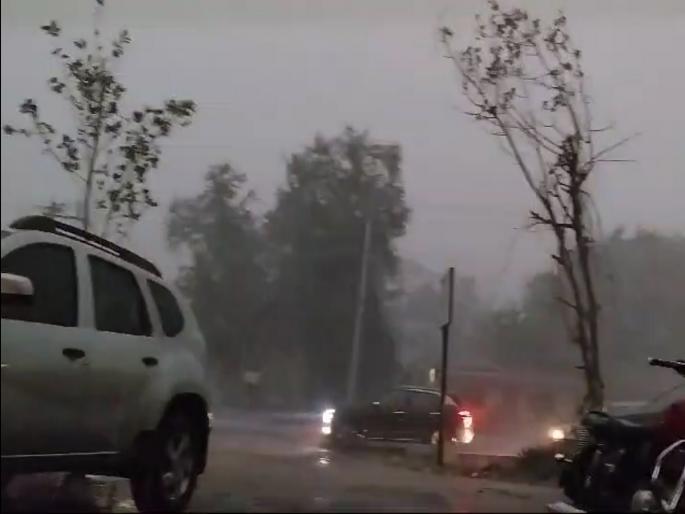 Satara district was lashed by heavy rain | सातारा जिल्ह्याला जोरदार वादळी पावसाने झोडपलं Satara district was lashed by heavy rain | सातारा जिल्ह्याला जोरदार वादळी पावसाने झोडपलं