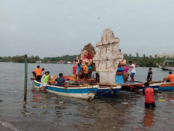 Vesave Koliwada has another tradition of ganesh idol immersion | वेसावे कोळीवाड्याची विसर्जनाची आगळी वेगळी परंपरा Vesave Koliwada has another tradition of ganesh idol immersion | वेसावे कोळीवाड्याची विसर्जनाची आगळी वेगळी परंपरा