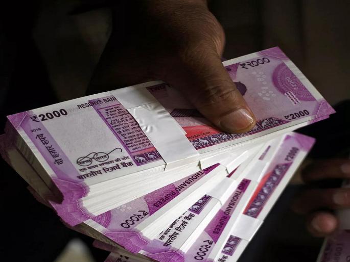 273 crore deposit from 2000 notes in Solapur, now only two days left | सोलापुरामध्ये २ हजाराच्या नोटांमधून २७३ कोटी जमा 273 crore deposit from 2000 notes in Solapur, now only two days left | सोलापुरामध्ये २ हजाराच्या नोटांमधून २७३ कोटी जमा