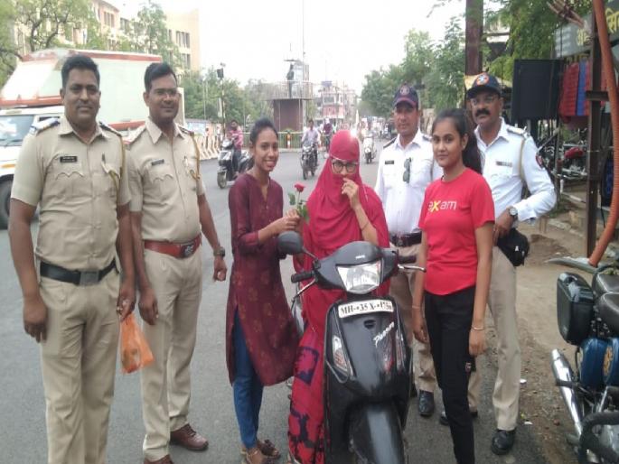 Speeding cost 101 people, violators welcomed with roses | भरधाव वाहन चालविणे १०१ जणांना पडले महागात, नियम तोडणाऱ्यांचे गुलाब देऊन स्वागत Speeding cost 101 people, violators welcomed with roses | भरधाव वाहन चालविणे १०१ जणांना पडले महागात, नियम तोडणाऱ्यांचे गुलाब देऊन स्वागत