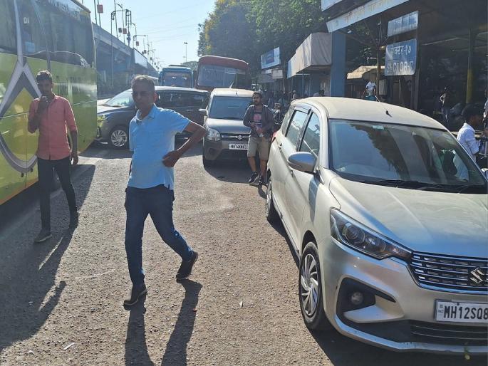 illegal passenger vehicles at bus stands on highways | महामार्गावरील बसथांब्यांवर बेकायदा प्रवासी वाहनांचा गराडा illegal passenger vehicles at bus stands on highways | महामार्गावरील बसथांब्यांवर बेकायदा प्रवासी वाहनांचा गराडा