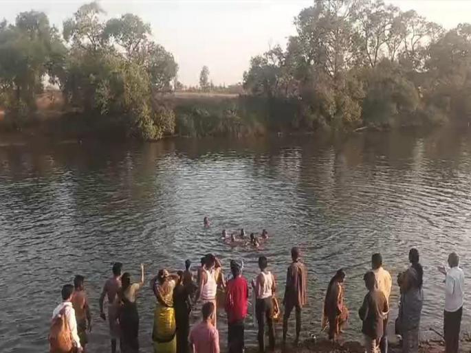 Two youths from Latur who were drowning in Panchganga were saved | नशिब बलवत्तर; पंचगंगेत बुडणा-या लातूरच्या दोन तरुणांना वाचवले Two youths from Latur who were drowning in Panchganga were saved | नशिब बलवत्तर; पंचगंगेत बुडणा-या लातूरच्या दोन तरुणांना वाचवले