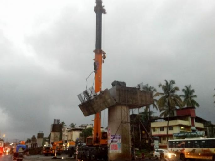 accident happened while breaking the flyover pillar in Chiplun | चिपळुणातील उड्डाणपूलाचे पिलर तोडताना घडला अपघात accident happened while breaking the flyover pillar in Chiplun | चिपळुणातील उड्डाणपूलाचे पिलर तोडताना घडला अपघात