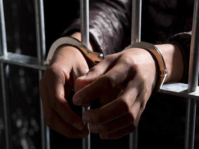 The villagers caught the suspect and handed him over to the police | ग्रामस्थांनी संशयितास पकडून पोलिसांना दिले The villagers caught the suspect and handed him over to the police | ग्रामस्थांनी संशयितास पकडून पोलिसांना दिले