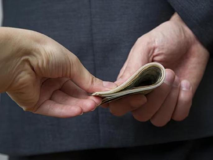 A bribe of two thousand was taken to install electricity connection and meter | विद्युत जोडणी, मीटर बसविण्यास घेतली दोन हजारांची लाच