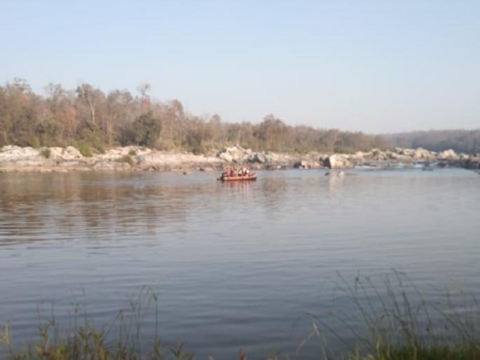 During the opening of the cruise, the journalist's boat was saved from sinking | जलपर्यटनाच्या उद्घानादरम्यान पत्रकारांची बोट बुडताना बचावली During the opening of the cruise, the journalist's boat was saved from sinking | जलपर्यटनाच्या उद्घानादरम्यान पत्रकारांची बोट बुडताना बचावली