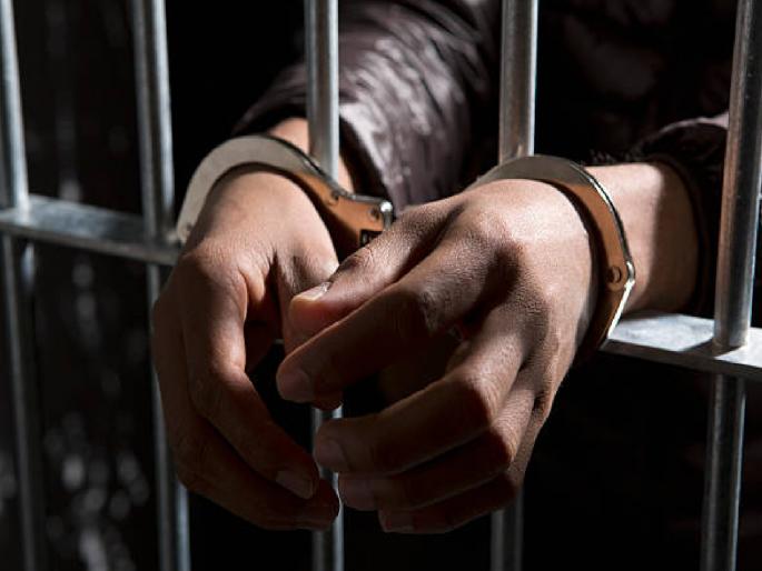 Arrest in Bhandara town: Four held with revolver, four cartridges | भंडारा शहरात धरपकड: रिव्हाल्वर, चार काडतुसांसह चौघांना पकडले Arrest in Bhandara town: Four held with revolver, four cartridges | भंडारा शहरात धरपकड: रिव्हाल्वर, चार काडतुसांसह चौघांना पकडले