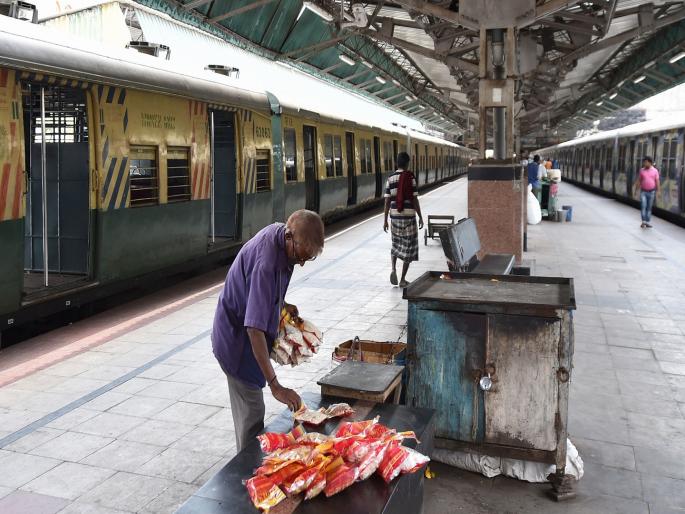 No entry for hawkers in train journey after huge protest | प्रचंड विरोधानंतर रेल्वे प्रवासात फेरीवल्याना नो एंट्री No entry for hawkers in train journey after huge protest | प्रचंड विरोधानंतर रेल्वे प्रवासात फेरीवल्याना नो एंट्री