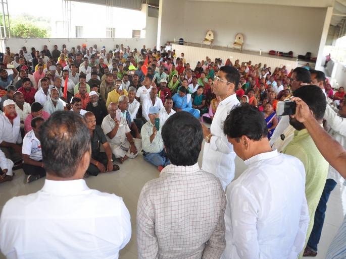 Long march of Ahmednagar Municipal Corporation employees back after Deputy Chief Minister's assurance | उपमुख्यमंत्र्यांच्या आश्वासनानंतर अहमदनगर मनपा कर्मचाऱ्यांचा लाँगमार्च मागे Long march of Ahmednagar Municipal Corporation employees back after Deputy Chief Minister's assurance | उपमुख्यमंत्र्यांच्या आश्वासनानंतर अहमदनगर मनपा कर्मचाऱ्यांचा लाँगमार्च मागे