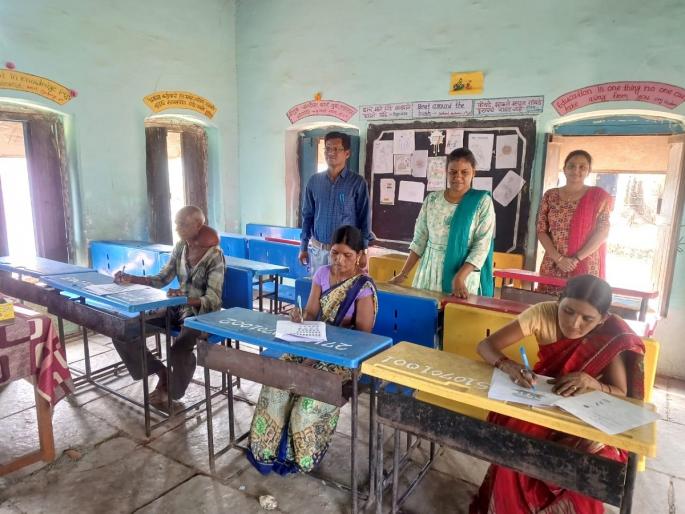 Fifty passed farm laborers took a three-hour exam, they will get a certificate of literacy | पन्नाशी पार शेतमजुरांनी दिली तीन तासांची परीक्षा, साक्षरतेचे मिळणार प्रमाणपत्र Fifty passed farm laborers took a three-hour exam, they will get a certificate of literacy | पन्नाशी पार शेतमजुरांनी दिली तीन तासांची परीक्षा, साक्षरतेचे मिळणार प्रमाणपत्र