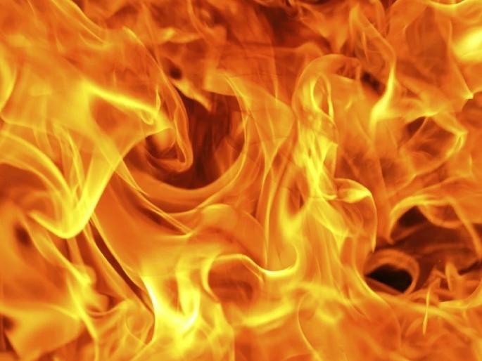 Lakhs of sarees were destroyed in the fire in vicharemal area | विचारेमाळ परिसरात लाखोंच्या साड्या आगीत भस्मसात Lakhs of sarees were destroyed in the fire in vicharemal area | विचारेमाळ परिसरात लाखोंच्या साड्या आगीत भस्मसात