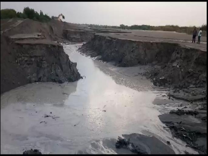 Again the deluge of ashes; Water on farmers' dreams | वारेगाव बंधारा फुटला, पुन्हा राखेचा महापूर; ८० एकर जमीन पाण्याखाली Again the deluge of ashes; Water on farmers' dreams | वारेगाव बंधारा फुटला, पुन्हा राखेचा महापूर; ८० एकर जमीन पाण्याखाली