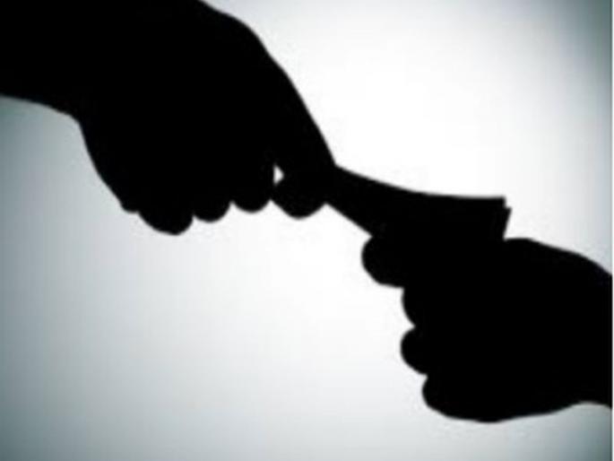While distributing money, one was caught red-handed, beaten by the mob | पैसे वाटप करताना एकाला रंगेहात पकडले, जमावाकडून मारहाण While distributing money, one was caught red-handed, beaten by the mob | पैसे वाटप करताना एकाला रंगेहात पकडले, जमावाकडून मारहाण