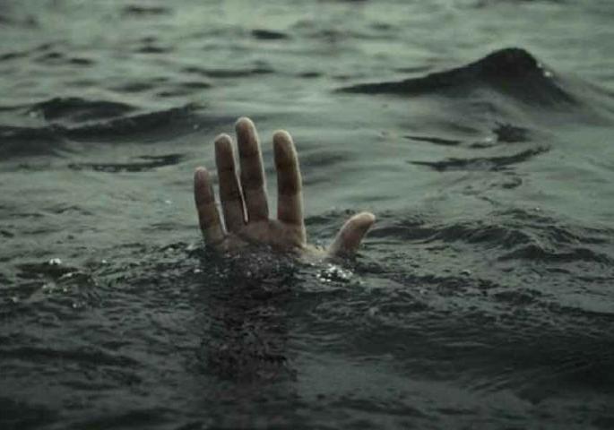 He went to the rescue of his wife who jumped into the well and lost his life |  विहिरीत उडी मारलेल्या बायकोला वाचवायला गेला आणि जीव गमावून बसला