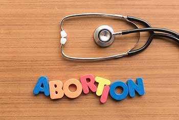Woman aborted illegally, doctor arrested | महिलेचा केला अवैधरित्या गर्भपात, डॉक्टरला झाली अटक Woman aborted illegally, doctor arrested | महिलेचा केला अवैधरित्या गर्भपात, डॉक्टरला झाली अटक