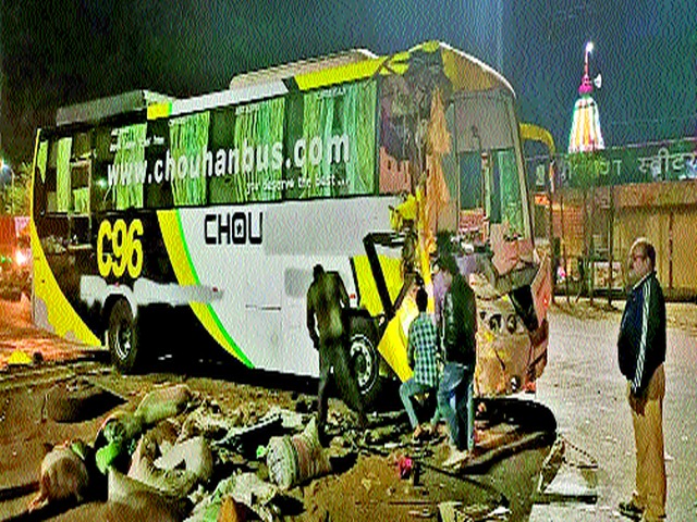 The travel bus hit the truck | ट्रॅव्हल बस ट्रकवर धडकली