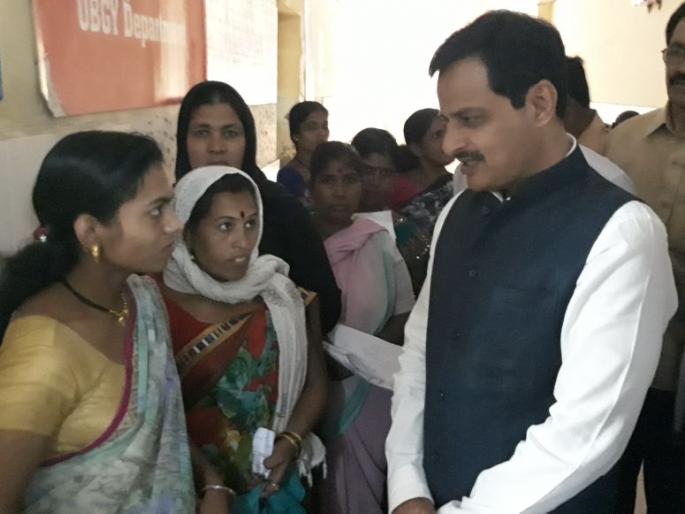 Akola's doctor Guardian Minister Listened patient complaints | अकोल्याच्या डॉक्टर पालकमंत्र्यांनी ‘सर्वोपचार’ रुग्णालयात भरवला जनता दरबार; ऐकुन घेतल्या रुग्णांच्या तक्रारी