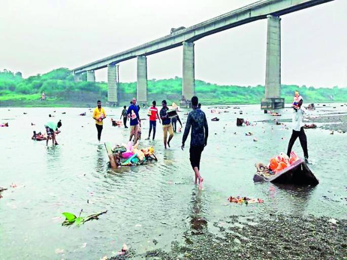 Collected Ganesh idols in the open and immerse | उघड्यावर पडलेल्या गणेश मूर्ती संकलित करून विसर्जन Collected Ganesh idols in the open and immerse | उघड्यावर पडलेल्या गणेश मूर्ती संकलित करून विसर्जन