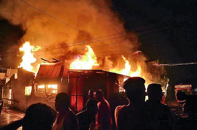 Dangerous fire godown of godown | लाकडी साहित्याच्या गोदामाला भीषण आग