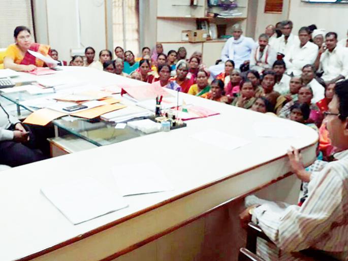 The villagers of Adgaon were in the room of CEOs | अडगावच्या ग्रामस्थांचा सीईओंच्या दालनात ठिय्या The villagers of Adgaon were in the room of CEOs | अडगावच्या ग्रामस्थांचा सीईओंच्या दालनात ठिय्या