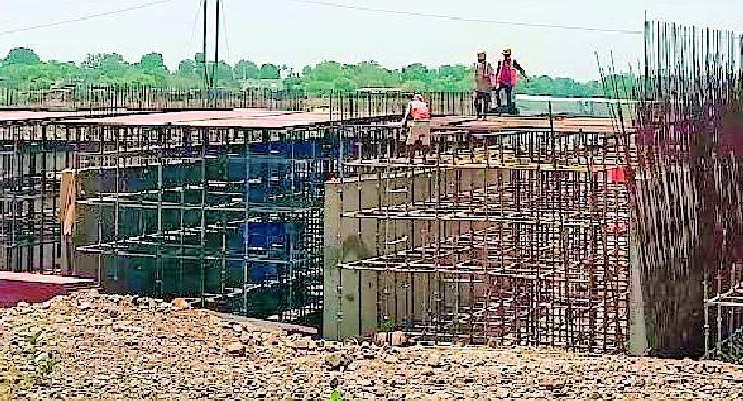 Work on the 'that' bridge over the Sapan River begins | सापन नदीवरील ‘त्या’ पुलाचे काम सुरू