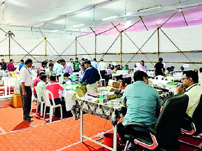 Figures for the final round at the ideal counting center | आदर्श मतमोजणी केंद्रात अखेरच्या फेरीपर्यंत आकड्यांचा घोळ Figures for the final round at the ideal counting center | आदर्श मतमोजणी केंद्रात अखेरच्या फेरीपर्यंत आकड्यांचा घोळ