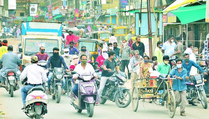 Crowds in the market for essentials on the first day | पहिल्याच दिवशी जीवनावश्यक वस्तूसांठी मार्केटमध्ये गर्दी Crowds in the market for essentials on the first day | पहिल्याच दिवशी जीवनावश्यक वस्तूसांठी मार्केटमध्ये गर्दी