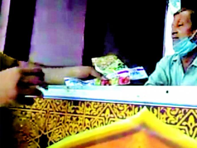 Gutkha is widely sold in the city | शहरातील पानटपऱ्यांवर गुटख्याची सर्रास विक्री Gutkha is widely sold in the city | शहरातील पानटपऱ्यांवर गुटख्याची सर्रास विक्री