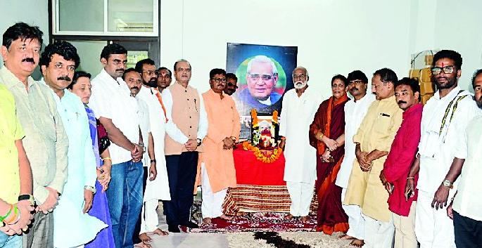 BJP's base wasted | भाजपचा आधारवड हिरावला BJP's base wasted | भाजपचा आधारवड हिरावला