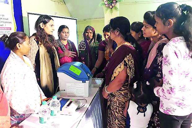 Voter turnout in women's gathering | महिला मेळाव्यात मतदान जनजागृती Voter turnout in women's gathering | महिला मेळाव्यात मतदान जनजागृती