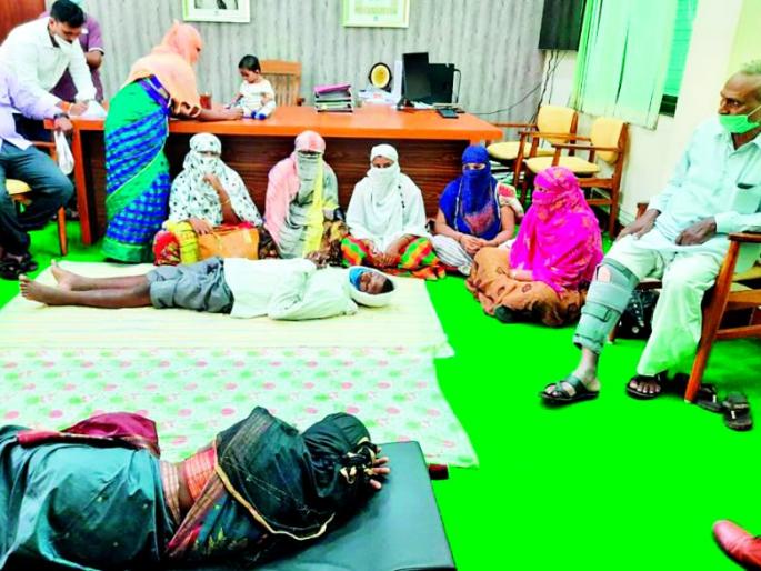 Sick, crippled staff reached the stretcher | आजारी, दिव्यांग कर्मचारी पोहोचले स्ट्रेचरवर Sick, crippled staff reached the stretcher | आजारी, दिव्यांग कर्मचारी पोहोचले स्ट्रेचरवर