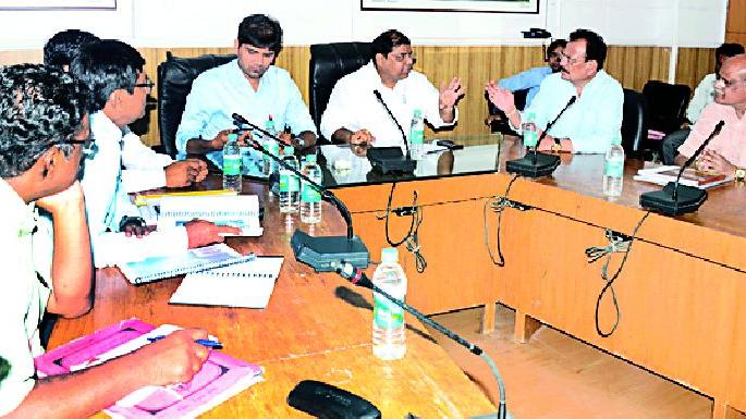 Dengue Haidos, Planting by the Guardian Minister | डेंग्यूचा हैदोस, पालकमंत्र्याद्वारा झाडाझडती Dengue Haidos, Planting by the Guardian Minister | डेंग्यूचा हैदोस, पालकमंत्र्याद्वारा झाडाझडती