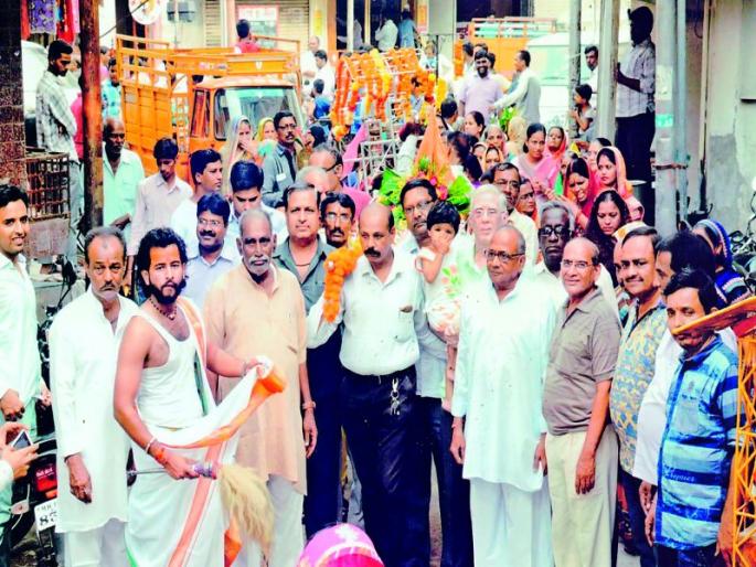 The Rajasthani community has blossomed flowering petals, Shri Visharjan | राजस्थानी समाजाने फुलांच्या पाकळ्या उधळून केले श्री विसर्जन The Rajasthani community has blossomed flowering petals, Shri Visharjan | राजस्थानी समाजाने फुलांच्या पाकळ्या उधळून केले श्री विसर्जन