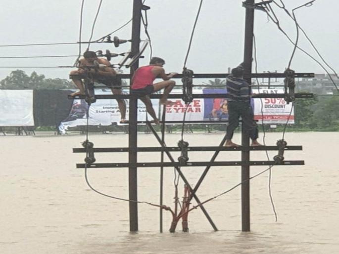 Due to heavy rainfall, loss of Rs 525 crores of mahavitaran | अतिवृष्टीमुळे महावितरणचे पुणे विभागात सव्वापाचशे कोटींचे नुकसान Due to heavy rainfall, loss of Rs 525 crores of mahavitaran | अतिवृष्टीमुळे महावितरणचे पुणे विभागात सव्वापाचशे कोटींचे नुकसान