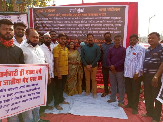 Movement in Azad Maidan for inheritance job | वारसा हक्क नोकरीसाठी आझाद मैदानात आंदोलन Movement in Azad Maidan for inheritance job | वारसा हक्क नोकरीसाठी आझाद मैदानात आंदोलन
