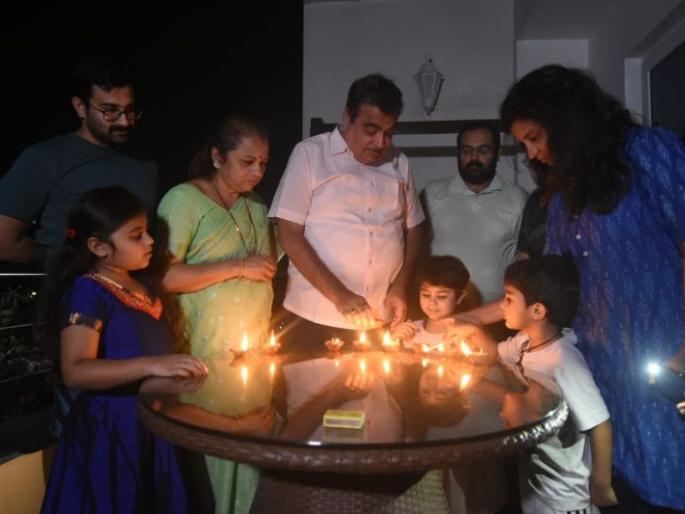 Nitin Gadkari lit a lamp with his family | नितीन गडकरी यांनी कुटुंबियांसह पेटवले दिवे Nitin Gadkari lit a lamp with his family | नितीन गडकरी यांनी कुटुंबियांसह पेटवले दिवे