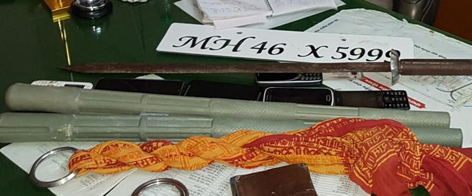 Tailors armed with weapons of war | परळीत धारदार शस्त्रासहित दरोड्याच्या तयारीतील टोळी जेरबंद Tailors armed with weapons of war | परळीत धारदार शस्त्रासहित दरोड्याच्या तयारीतील टोळी जेरबंद