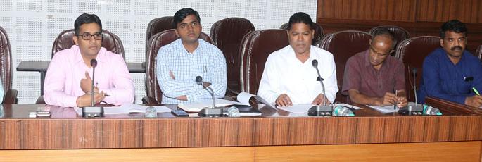 Complete water works, farm work in the deadline - Lion | जलयुक्त, शेततळ्याची कामे मुदतीत पूर्ण करा-सिंह Complete water works, farm work in the deadline - Lion | जलयुक्त, शेततळ्याची कामे मुदतीत पूर्ण करा-सिंह