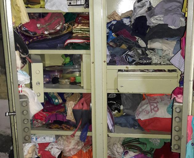 Three houses in Gevrait, a shop looted millions of goods | गेवराईत तीन घरे, दुकान फोडून लाखोंचा माल लंपास Three houses in Gevrait, a shop looted millions of goods | गेवराईत तीन घरे, दुकान फोडून लाखोंचा माल लंपास