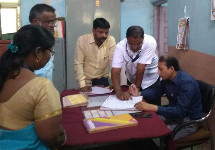 Bidi officials took over the bead panchayat committee | बीड पंचायत समितीत बीडीओंनी घेतली अधिकाऱ्यांची हजेरी Bidi officials took over the bead panchayat committee | बीड पंचायत समितीत बीडीओंनी घेतली अधिकाऱ्यांची हजेरी