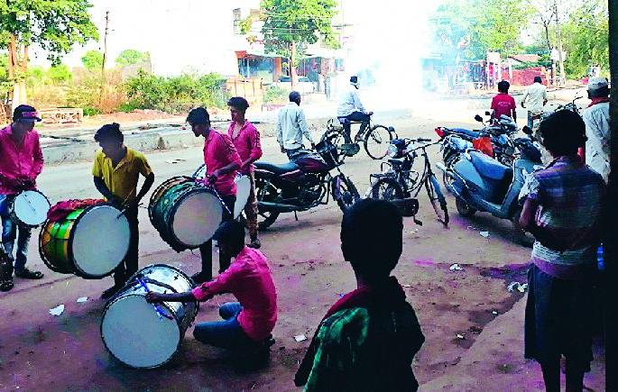 Villagers celebrate Diwali by Sunil Mhedhe | सुनील मेंढे यांच्या मूळगावी ग्रामस्थांंनी साजरी केली दिवाळी Villagers celebrate Diwali by Sunil Mhedhe | सुनील मेंढे यांच्या मूळगावी ग्रामस्थांंनी साजरी केली दिवाळी