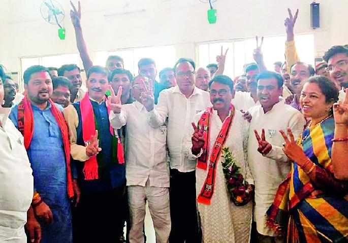 The BJP's district office is all about the celebration | भाजप जिल्हा कार्यालयात एकच जल्लोष The BJP's district office is all about the celebration | भाजप जिल्हा कार्यालयात एकच जल्लोष