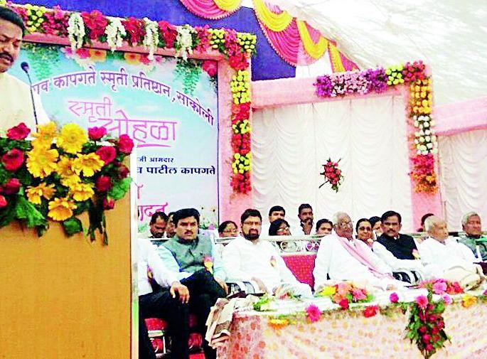 Favors are the receipt of remarkable works | सत्कार म्हणजे उल्लेखनीय कामांची पावती Favors are the receipt of remarkable works | सत्कार म्हणजे उल्लेखनीय कामांची पावती