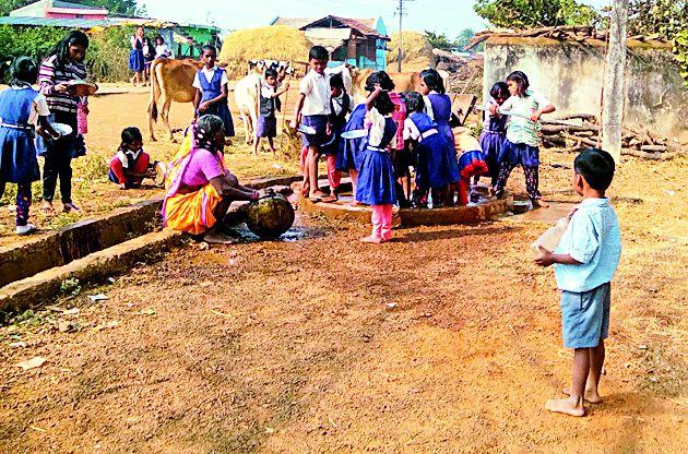 School students wash nutrition diet utensils | शालेय विद्यार्थी धुतात पोषण आहाराची भांडी School students wash nutrition diet utensils | शालेय विद्यार्थी धुतात पोषण आहाराची भांडी