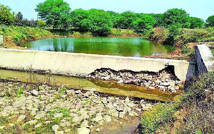 The agricultural dam built under waterlogged shivar has escaped | जलयुक्त शिवारांतर्गत बांधलेल्या कृषी बंधाऱ्याला पडले भगदाड The agricultural dam built under waterlogged shivar has escaped | जलयुक्त शिवारांतर्गत बांधलेल्या कृषी बंधाऱ्याला पडले भगदाड